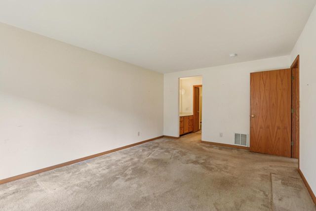 N58W23833 Hastings COURT #703, Sussex, WI 53089