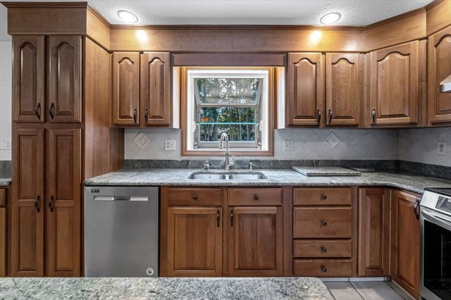 169 Country Rd, Agawam, MA 01001