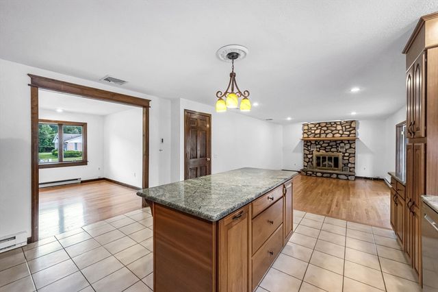 169 Country Rd, Agawam, MA 01001