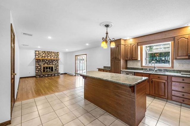 169 Country Rd, Agawam, MA 01001