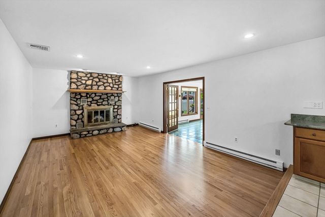 169 Country Rd, Agawam, MA 01001
