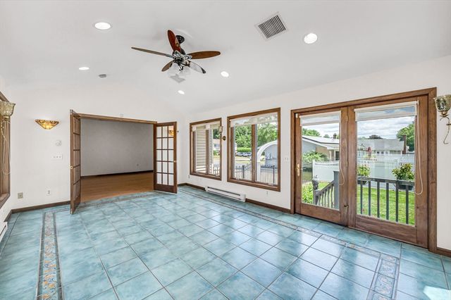 169 Country Rd, Agawam, MA 01001
