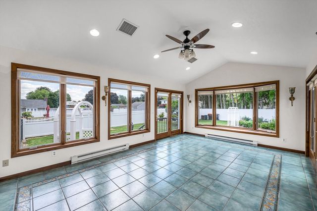 169 Country Rd, Agawam, MA 01001