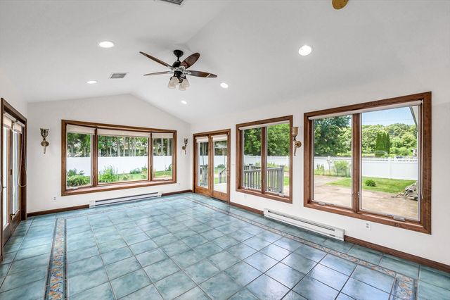 169 Country Rd, Agawam, MA 01001
