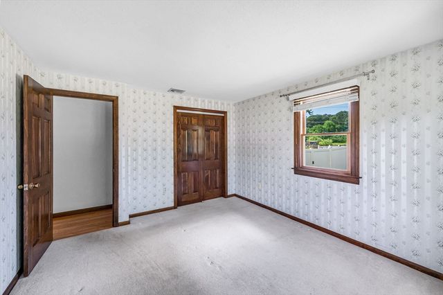 169 Country Rd, Agawam, MA 01001