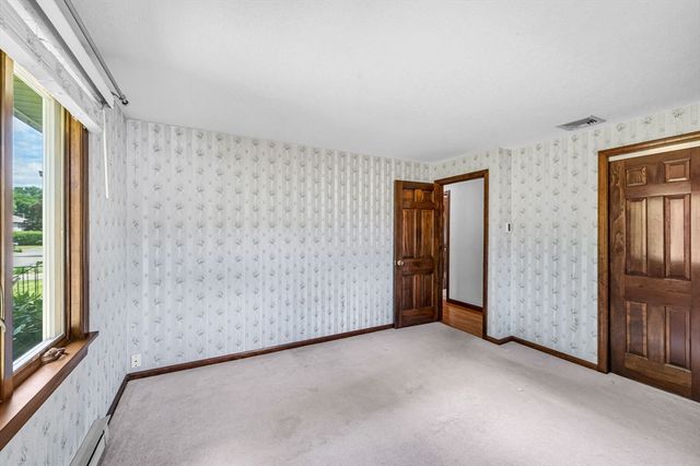 169 Country Rd, Agawam, MA 01001