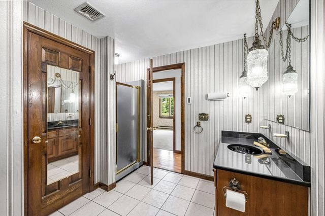169 Country Rd, Agawam, MA 01001