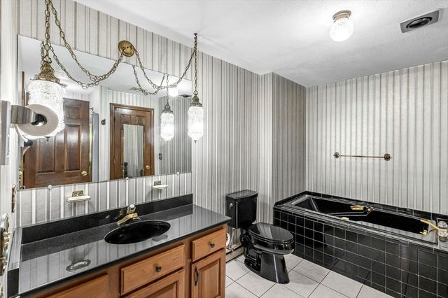 169 Country Rd, Agawam, MA 01001