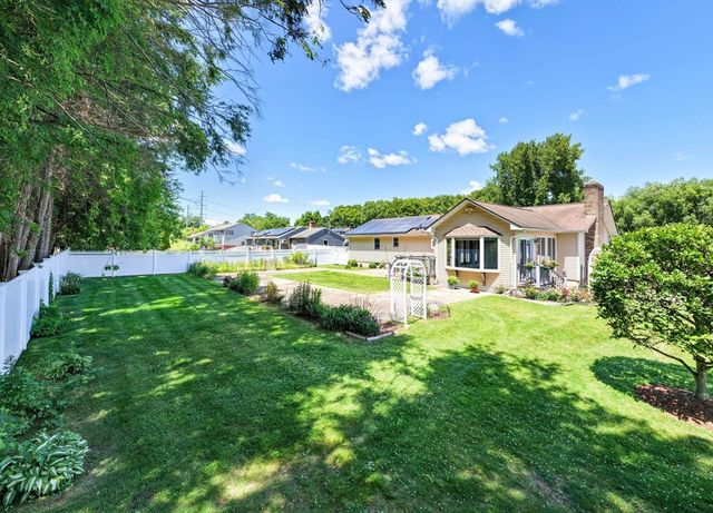 169 Country Rd, Agawam, MA 01001