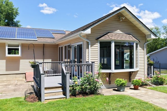169 Country Rd, Agawam, MA 01001