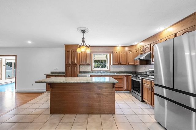 169 Country Rd, Agawam, MA 01001