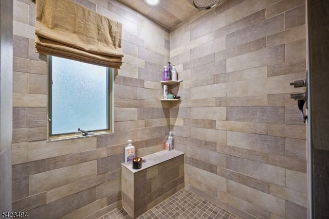 72 Fox Chase Ct, Freehold Twp., NJ 07728