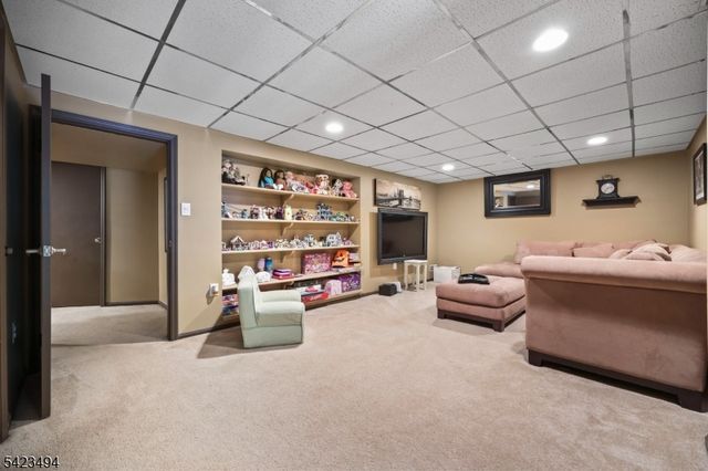 72 Fox Chase Ct, Freehold Twp., NJ 07728