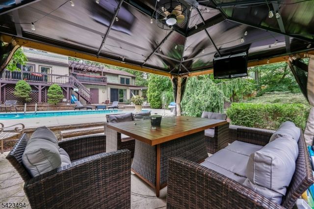 72 Fox Chase Ct, Freehold Twp., NJ 07728