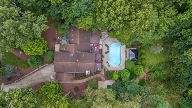 72 Fox Chase Ct, Freehold Twp., NJ 07728