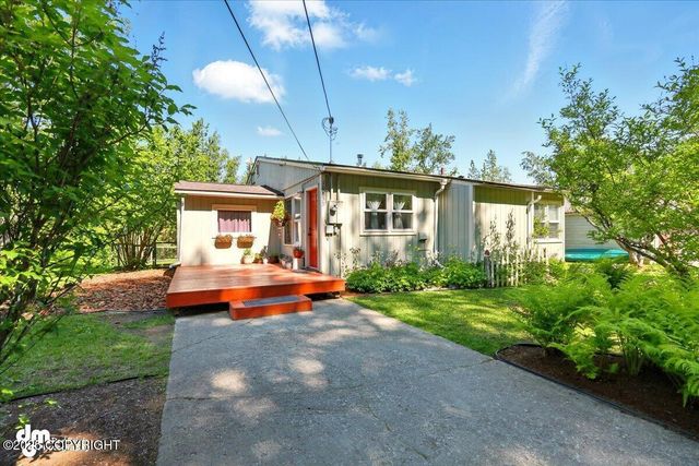 10833 E Twin Peaks Court, Palmer, AK 99645