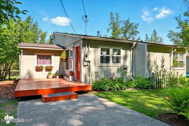 10833 E Twin Peaks Court, Palmer, AK 99645