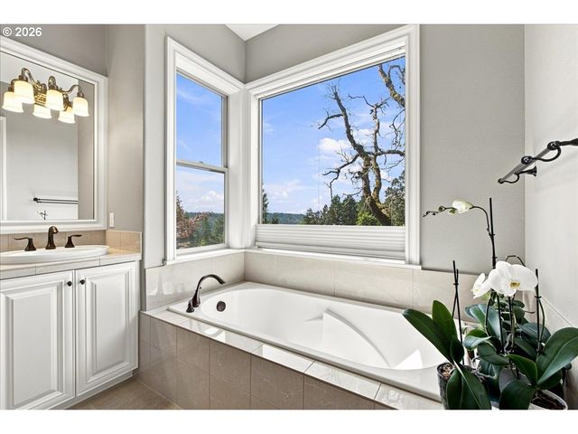 2270 ROGUE Way, West Linn, OR 97068