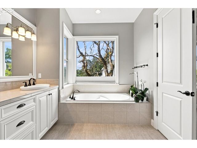 2270 ROGUE Way, West Linn, OR 97068