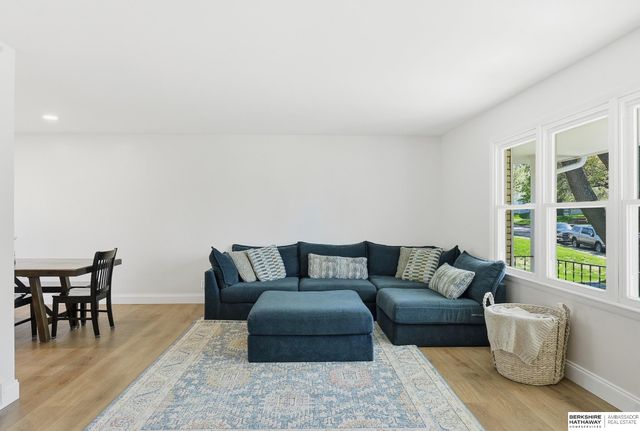 1103 Parc Drive, Papillion, NE 68046