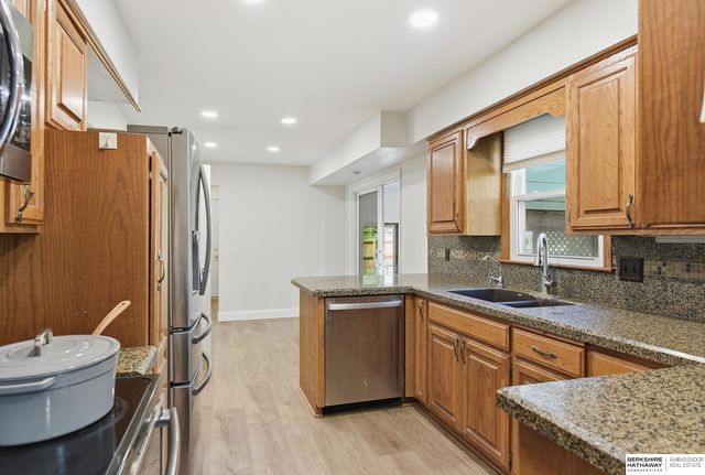 1103 Parc Drive, Papillion, NE 68046