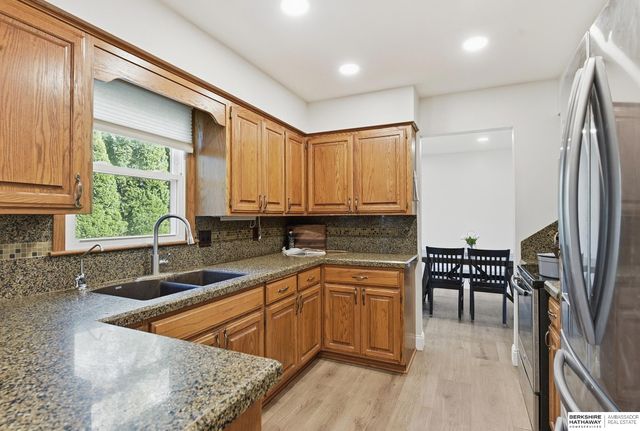 1103 Parc Drive, Papillion, NE 68046
