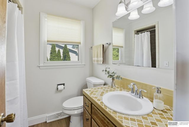 1103 Parc Drive, Papillion, NE 68046