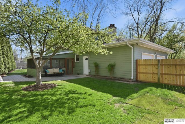1103 Parc Drive, Papillion, NE 68046