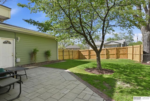 1103 Parc Drive, Papillion, NE 68046