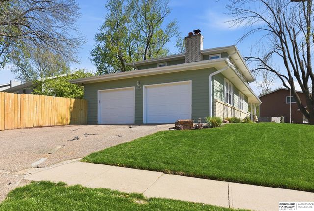 1103 Parc Drive, Papillion, NE 68046
