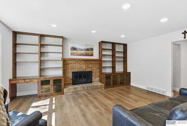 1103 Parc Drive, Papillion, NE 68046