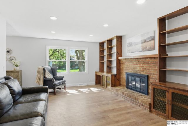 1103 Parc Drive, Papillion, NE 68046