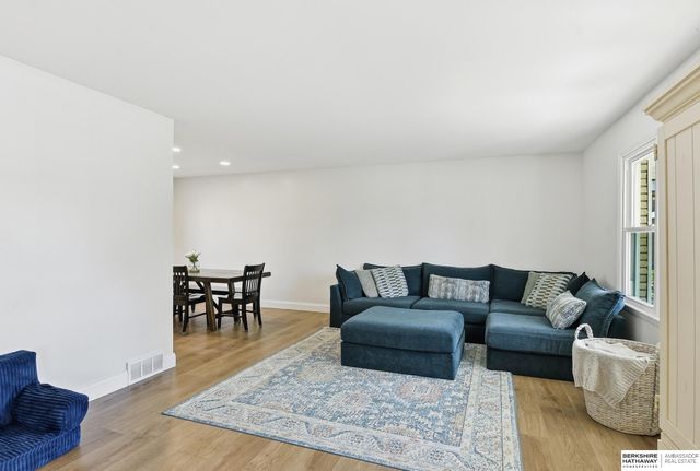 1103 Parc Drive, Papillion, NE 68046