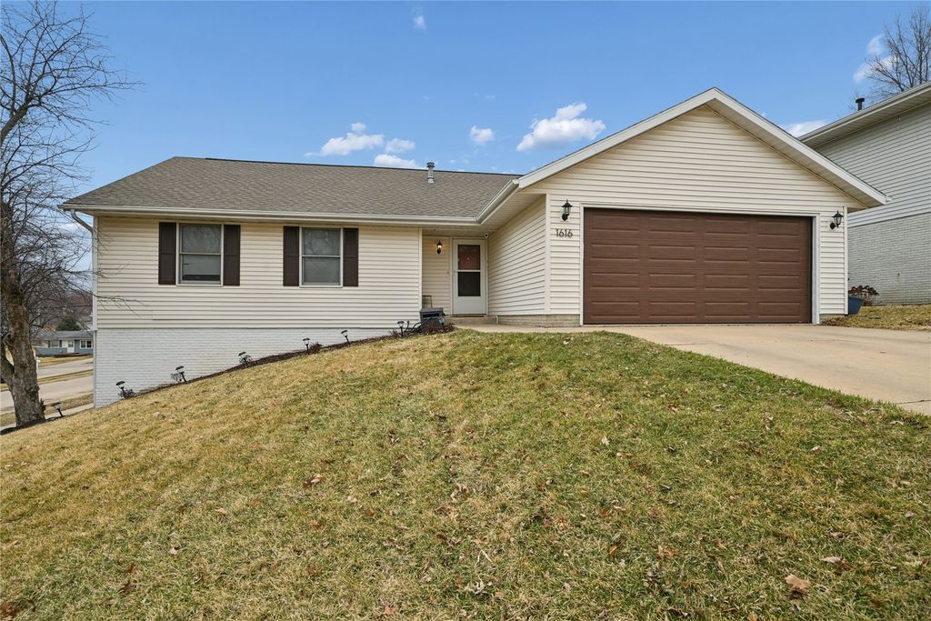 1616 Hamer Drive NW, Cedar Rapids, IA 52405