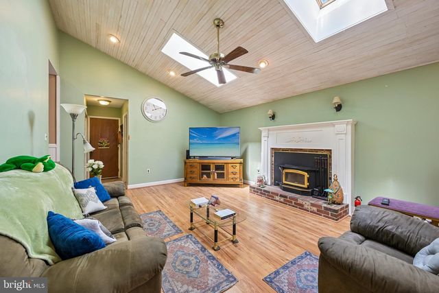 18 PINE GLEN DR, Sicklerville, NJ 08081