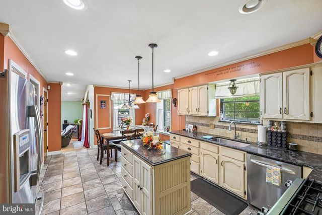 18 PINE GLEN DR, Sicklerville, NJ 08081