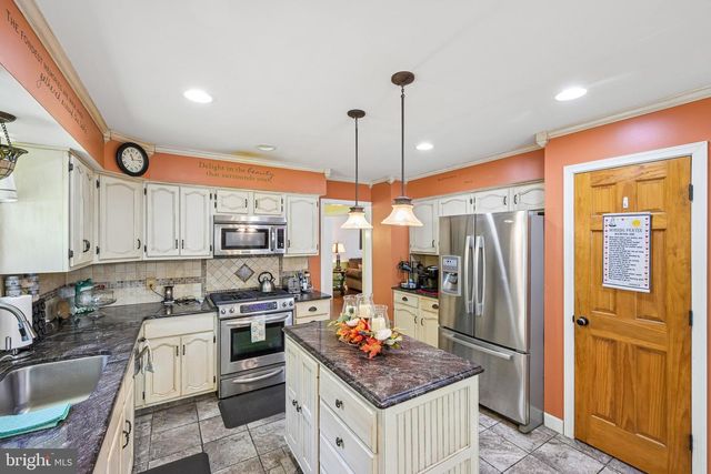 18 PINE GLEN DR, Sicklerville, NJ 08081