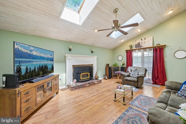 18 PINE GLEN DR, Sicklerville, NJ 08081