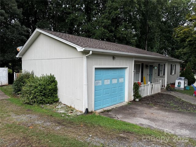 1554 Castell Lane, Hickory, NC 28601