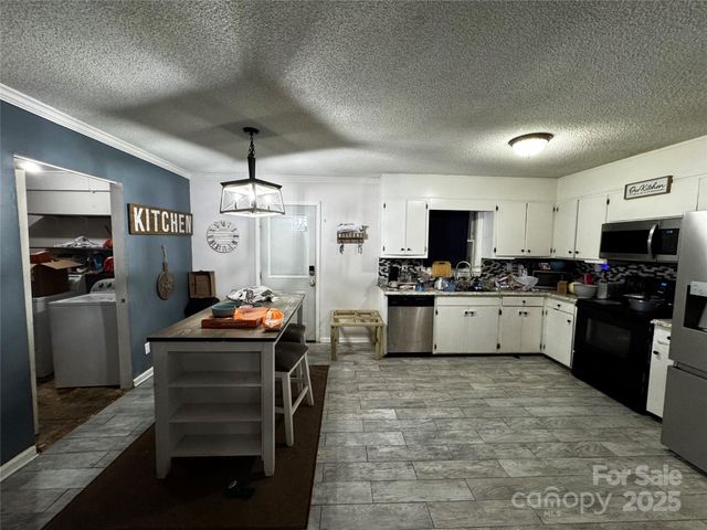 1554 Castell Lane, Hickory, NC 28601