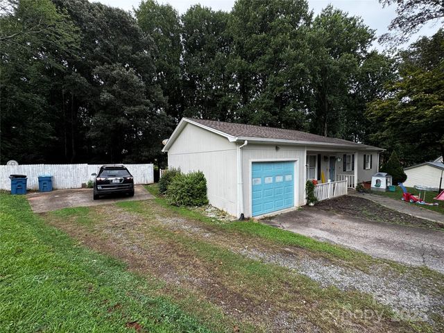 1554 Castell Lane, Hickory, NC 28601