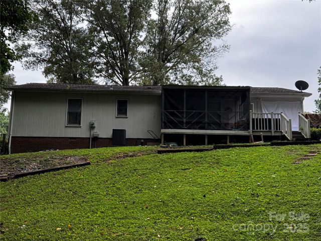 1554 Castell Lane, Hickory, NC 28601