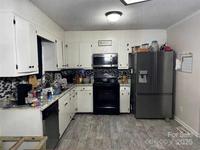1554 Castell Lane, Hickory, NC 28601