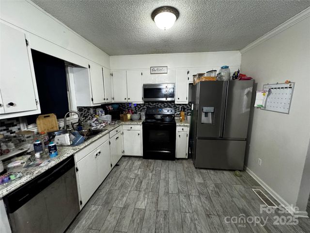 1554 Castell Lane, Hickory, NC 28601