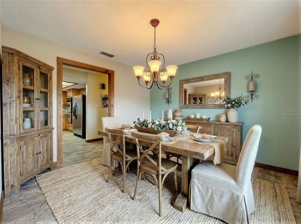 Image 4 of property listing at 3809 PORTER ROAD, Lithia, FL 33547