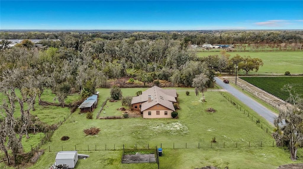 Image 36 of property listing at 3809 PORTER ROAD, Lithia, FL 33547