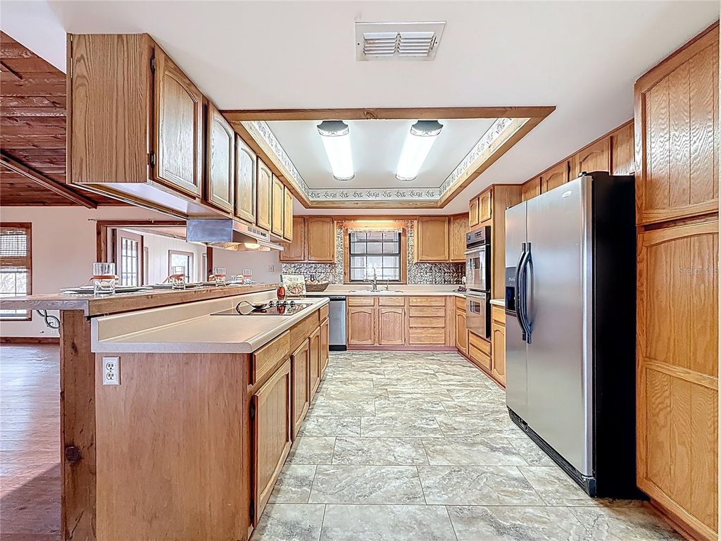 Image 6 of property listing at 3809 PORTER ROAD, Lithia, FL 33547