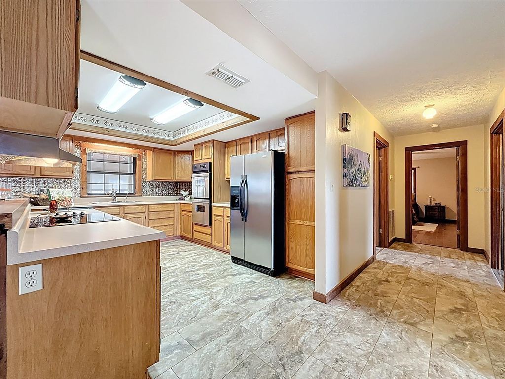 Image 8 of property listing at 3809 PORTER ROAD, Lithia, FL 33547