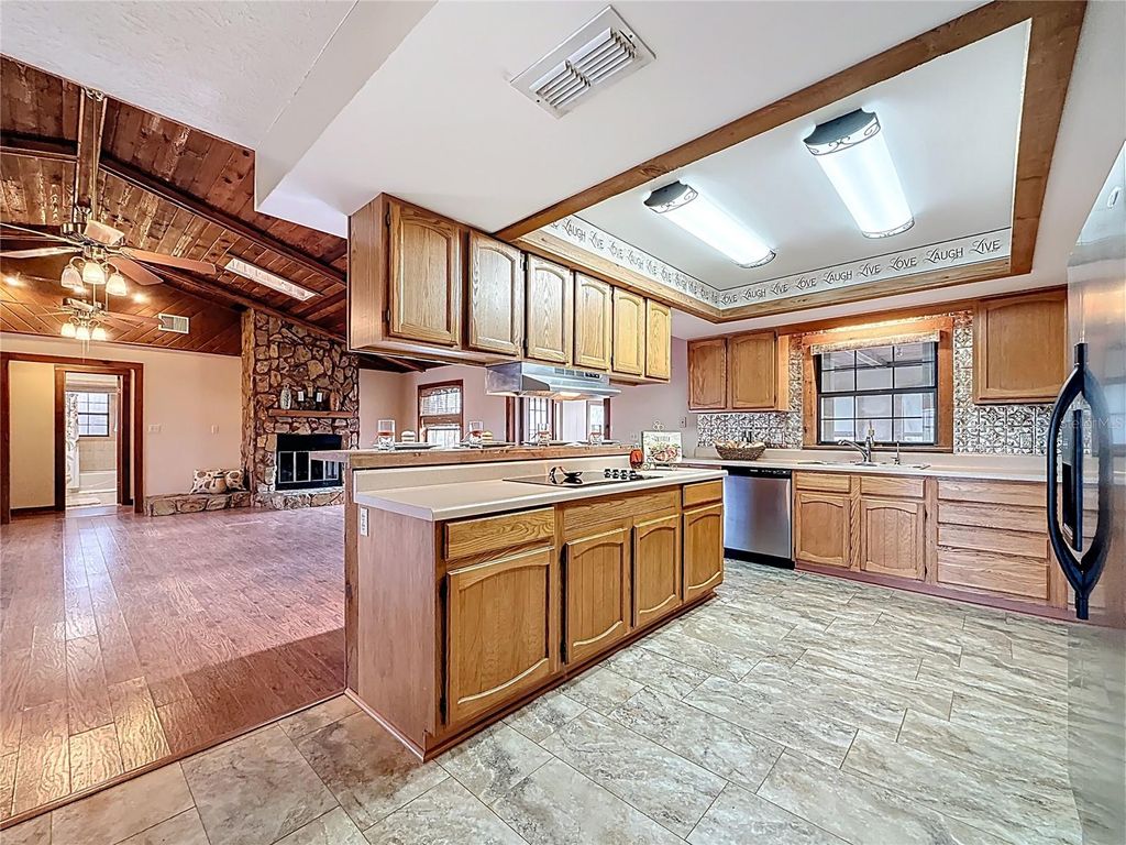 Image 9 of property listing at 3809 PORTER ROAD, Lithia, FL 33547