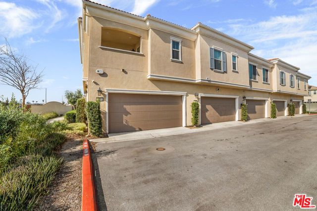 981 W Clover Avenue, Rialto, CA 92376